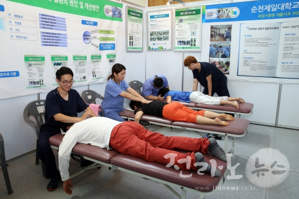 - 대한민국 통합의학박람회가 개최되어 방문객들이 체험시설을 이용하고 있다.