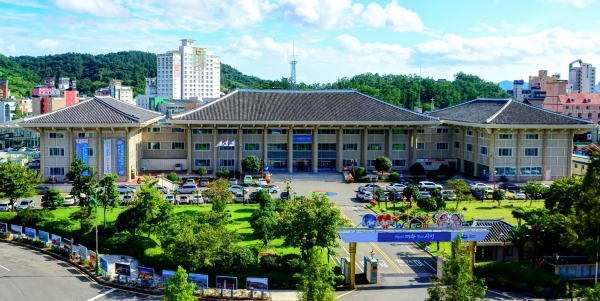 - 여수시청사 전경