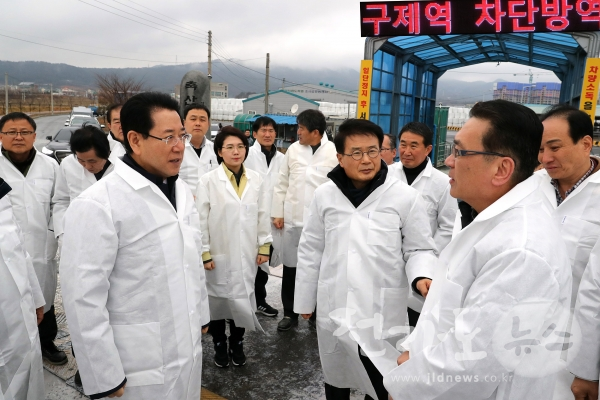 - 구제역 차단을 위해 운영중인 소독시설을 방문하여 격려할동을 펼치고 있는 김영록 전남도지사