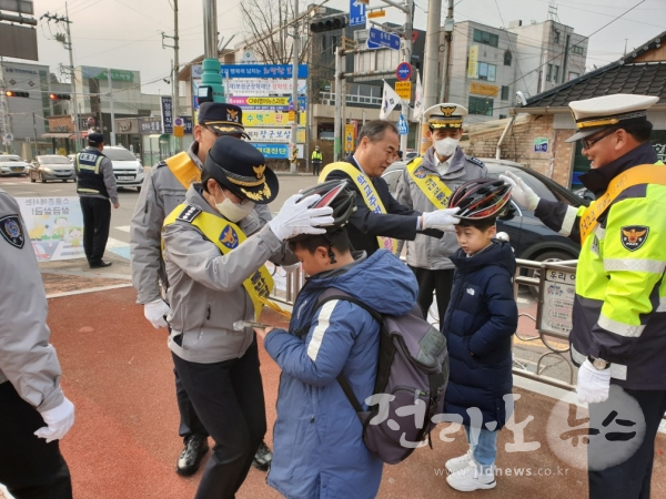 - 교통안전 캠페인을 벌이고 있는 보성경찰서