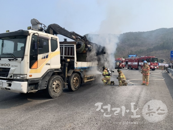 - 여수시 소라면 자동차전용도로 대포터널에서 달리던 25t트럭에 화재가 발생해 소방대원들이 진화에 나서고 있다.