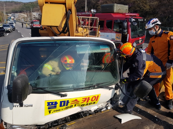 - 여수소방서 구조대원들이 요구조자 1명을 구조하고 있는 사진(제공:여수소방서)