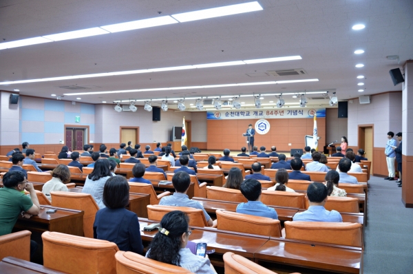 - 순천대학교(총장 직무대리 성치남)가 개교 84주년을 맞이하여 지난 14일 70주년기념관에서 기념식을 개최했다.