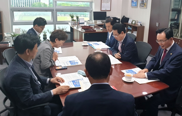 김영록 전라남도지사는 7일 김현미 국토교통부장관과 면담을 갖고 지역 SOC 현안에 대한 필요성을 설명하고 적극적인 지원을 요청했다. 김영록 도지사는 이날 김현미 장관에게 국가 차원의 체계적이고 종합적인 균형발전이 지원되도록 ▲전남 핵심 SOC 사업 국가계획 반영을 비롯해 ▲경전선(광주 송정~순천) 전철화 사업 ▲해상교량 ▲훈련용 항공기 전용 비행장 건설 국가 지원 등 지역 SOC 분야 현안을 건의했다.