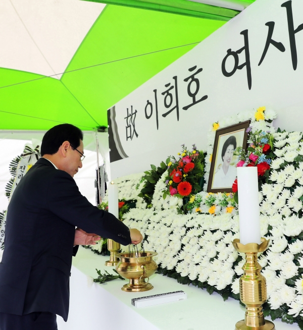 - 전라남도는 남악중앙공원 김대중 동상 주변에 이희호 여사의 분향소를 마련하여 조문객을 맞는다.