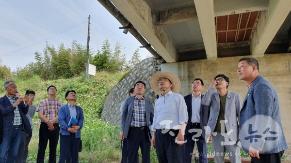 - 이정현 국회의원(무소속)이 현장을 방문하여 관계자들과 교량을 살펴보면서 대책을 논의하고 있다.