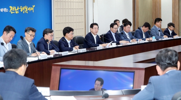 - 9일, 실국장회의에서 발언을 하고 있는 김영록 전남도지사