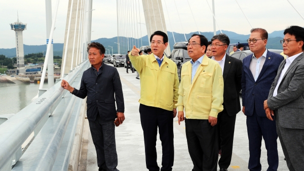 김영록 전라남도지사가 6일 오전 제13호 태풍 ‘링링’ 북상으로 전남에 직접적인 영향을 줄 것으로 예상되는 가운데 영광군 염산면 칠산대교를 방문, 오세찬 익산청 해상교량 안전과장(맨 오른쪽)으로부터 태풍 대비에 대해 설명을 듣고 있다. 칠산대교는 영광군 염산면 봉남리와 무안군 해제면 송석리를 연결하는 총연장 9.52km의 교량이다.