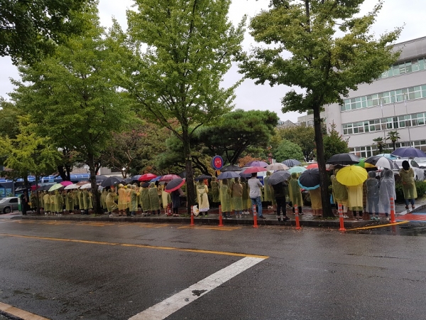 순천교육지원청 앞에서 집회를 벌이고 있는 순천초등연대 학부모들 사진