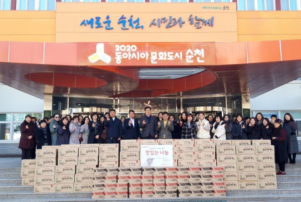 삼양식품 순천지점에서 생활이 어려운 이웃에게 전달해 달라며 라면 150박스와 스낵 50박스(600만원 상당)를 순천시에 기부했다.