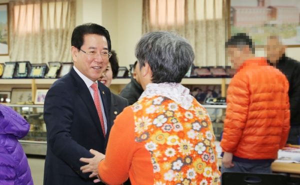 김영록 전라남도지사가 24일 오후 민족 대명절인 설을 맞아 사회복지시설인 해남군 해남읍 해남희망원을 찾아 거주자들에게 위문품을 전달한 뒤 훈훈하고 정감 넘치는 시간을 함께 했다.