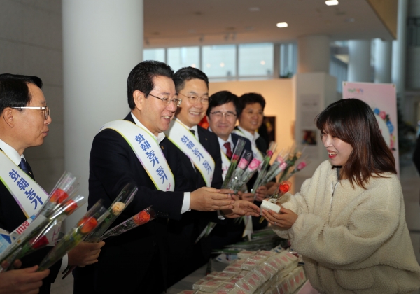 김영록 전라남도지사가 14일 오전 도청 윤선도홀에서 열린 사랑의 플라워 데이 장미 안개꽃 사주기 행사에서 직원들에게 장미꽃을 나눠 주고 있다.