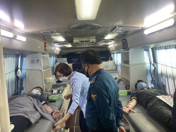 25일 광양경찰서 직원 26여명이 청사 내 헌혈버스에서 ‘사랑의 릴레이 헌혈’을 실시해 귀감이 되고 있다.