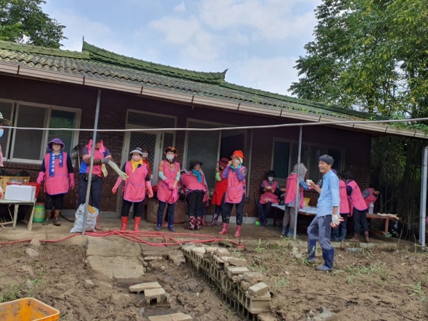 한국생활개선회 순천시연합회 회원들이 지난 여름 발생한 구례군 수해지역을 찾아 봉사활동을 펼치고 있다.