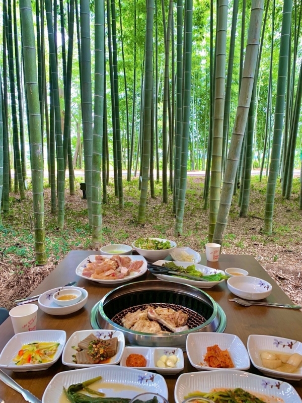 대숲골농원의 닭 숯불구이 한상차림은 미식가들의 감탄을 받기에 충분하다.