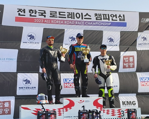순천 차장수 모터사이클  선수가, 16일 영암 국제자동차경주장(KIC)에서 진행된 2023 전 한국 로드레이스 대회(AKRC) ST1000종목 1전에서 최종 우승을 차지하고 시상식을 진행하고 있다.
