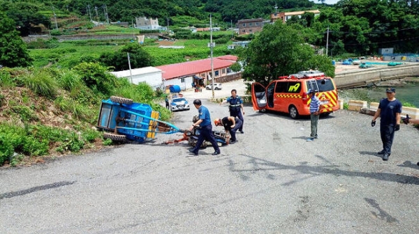 지난 3일 낮 12시 35분경 여수시 돌산읍 언덕길에서 경운기 전복사고가 발생해 4명의 사상자가 발생했다.(사진//여수소방서제공)