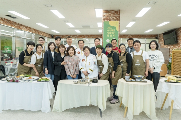 2023년 상반기에 진행된 순천매실 일품메뉴 품평회에 나선 지역 소상공인들과 쉐프들 사진