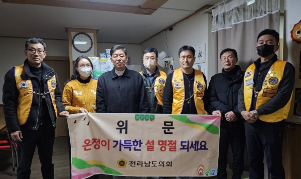 김정희 도의원(왼쪽 세번째)이 지난 6일, 순천사랑재가복지시설을 위문하고 시설 관계자 등과 기념사진을 촬영하고 있다.