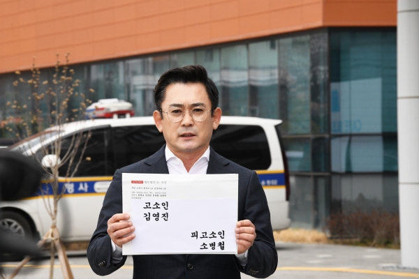 순천시의회 김영진 의원이 11일 순천경찰서에서 소병철 국회의원에 대한 고소장을 접수하며 발언하고 있다.