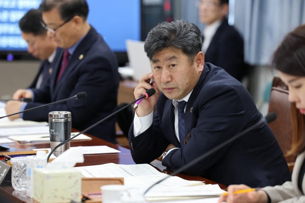 지난 19일 최정훈 전남도의원이 2024년도 전남테크노파크 소관 업무보고에서 현안 질의를 하고 있다.