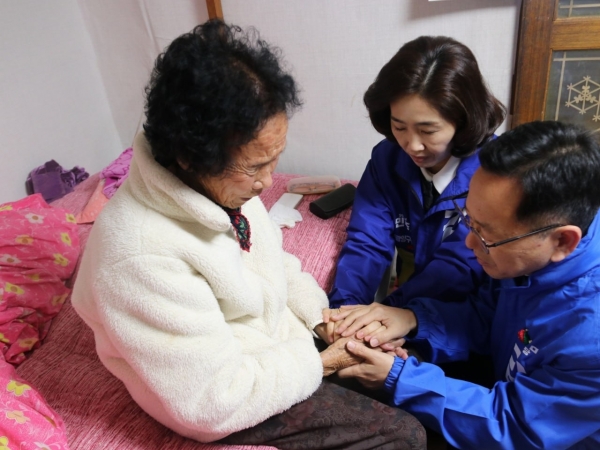 순천광양곡성구례갑 더불어민주당 김문수 후보가 28일 본격 선거운동을 시작하며 어머니와 함께 기도하고 있는 모습