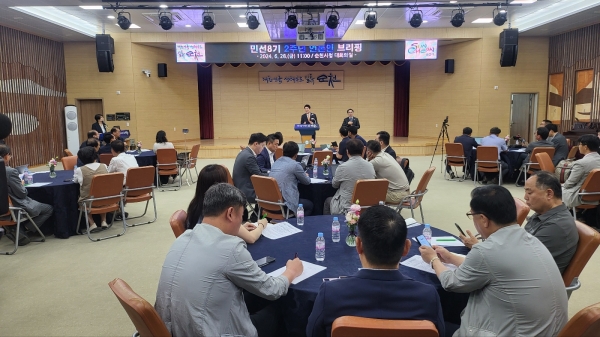 출입 기자들의 질문에 답변하고 있는 노관규 순천시장