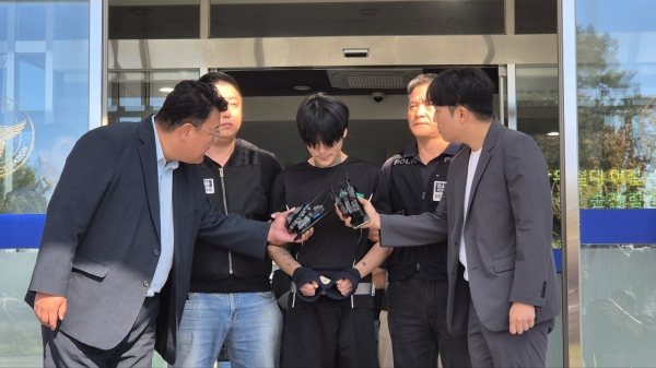 순천에서 10대 여성을 살해한 박대성이 4일 오전 순천경찰서에서 광주지검 순천지청으로 송치 되기전 취재진들의 질문을 받고 있다.