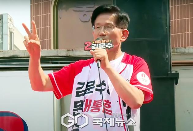 ▲김문수 국민의힘 대통령 후보는 30일 충북 충주시 유세에서 여러분만이 대한민국 민주주의를 지킬수 있다며 지지를 호소하고 있다./국민의힘