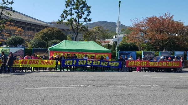 (자료사진) 여수 도성마을 주민들이 마을재생을 위해 유치한 GS건설 수상태양광 사업에 여수시가 제동을 걸자 이에 항의하며 여수시청사 앞에서 천막농성을 펼치고 있다.