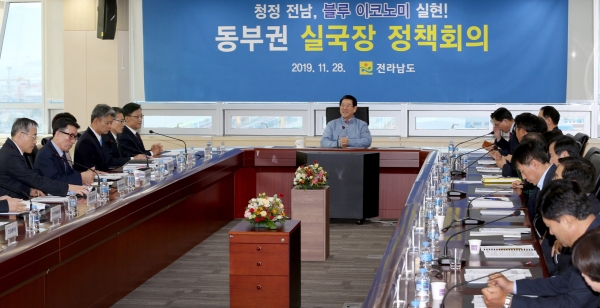 김영록 전라남도지사가 28일 오전 광양시 항만대로 여수광양항만공사에서 동부권 실국장 정책회의를 주재하고 있다.