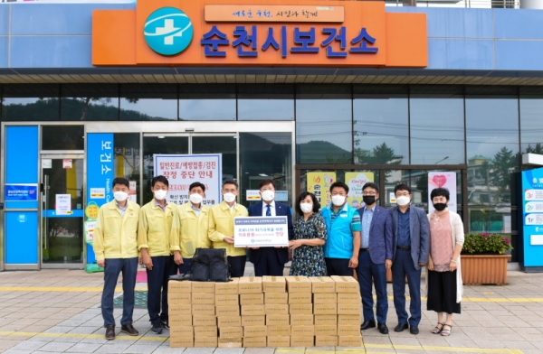 순천대학교(총장 고영진)가 지역사회 코로나19 확산을 막기 위해 밤낮으로 사투를 벌이고 있는 순천시 의료진을 위해 순천시 보건소를 방문해 의료용품을 전달하고 있다.