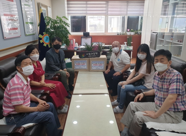 ‘나눔과 동행 연예인 기부천사’에서 코로나19 극복을 위해 시각장애 특수학교인 광주세광학교에 방역 마스크를 전달하고 있다.