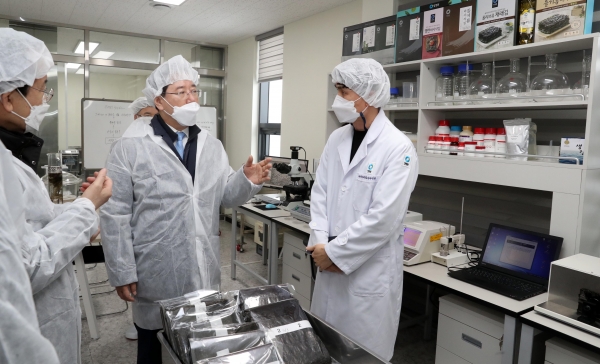 김영록 전라남도지사가 11일 목포시 대양산업단지에 위치한 대상(주) 해조류연구센터를 방문 이상민 센터장 등 직원들과 현장 소통 간담회를 마치고 관계자들을 격려하고 있다.