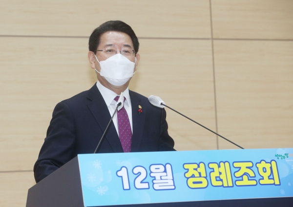 김영록 전라남도지사가 6일 오전 도청 왕인실에서 공감과 소통을 위한 12월 정례조회에서 인사말을 하고 있다.