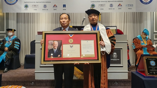 박병선(사진 왼쪽) 순천세계수석박물관장이 16일 서울 캔싱턴 호텔에서 ‘미국 조 바이든 대통령 봉사상’을 받고 벤자민 홍(사진 오른쪽) 헤필드 대학 이사장기념 촬영을 하고 있다.