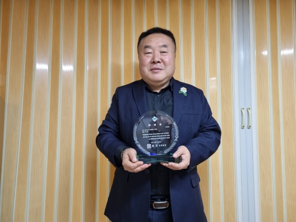 보성군 초대 홍보대사인 이기장 뉴스깜 대표가 최근 보성군(군수 김철우)으로부터 공로 표창패를 수여받고 포즈를 취하고 있다.