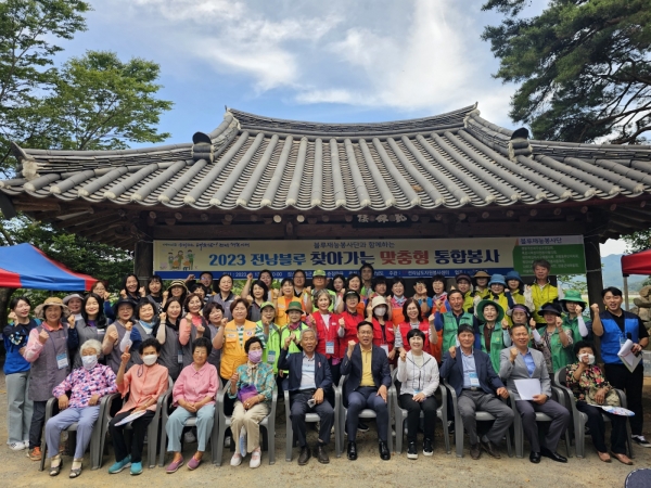 전남자원봉사센터가 블루재능봉사단과 함께 장흥군 부산면 춘정마을을 찾아 통합 봉사활동을 펼쳤다.