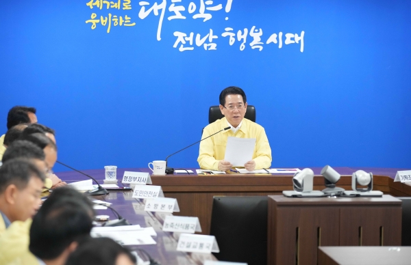 김영록 전라남도지사가 13일 오후 도청 재난종합상황실에서 호우 대비 재난대책회의를 주재하고 있다.