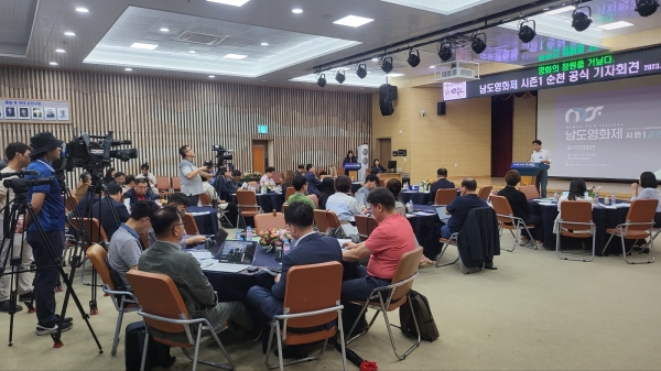 취재진들의 취재열기도 뜨겁다.