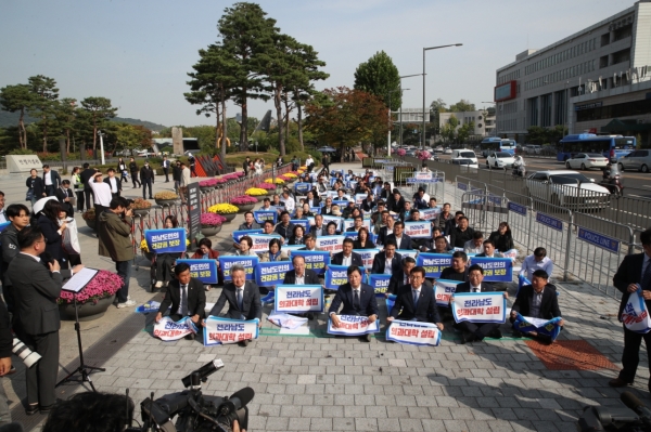 전라남도의회는 정부에서 발표될 의대 정원 확대 계획에 전남 신설이 빠질것으로 알려지자 이를 규탄하며 상경 집회를 열였다.