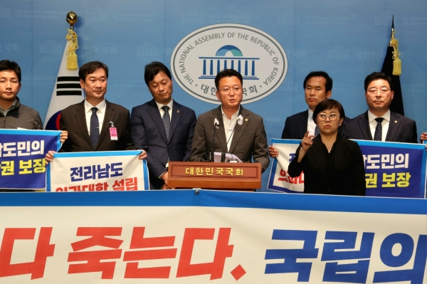 국회에서의 기자회견 사진