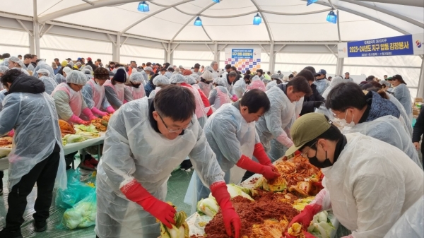 국제로타리 3610지구 차원에서 기획한 2023-24년도 지구합동김장봉사 5,211포기 프로젝트가 진행되었으며 순천승평 로타리클럽 회원과 가족 등 25명이 함께 참여했다.