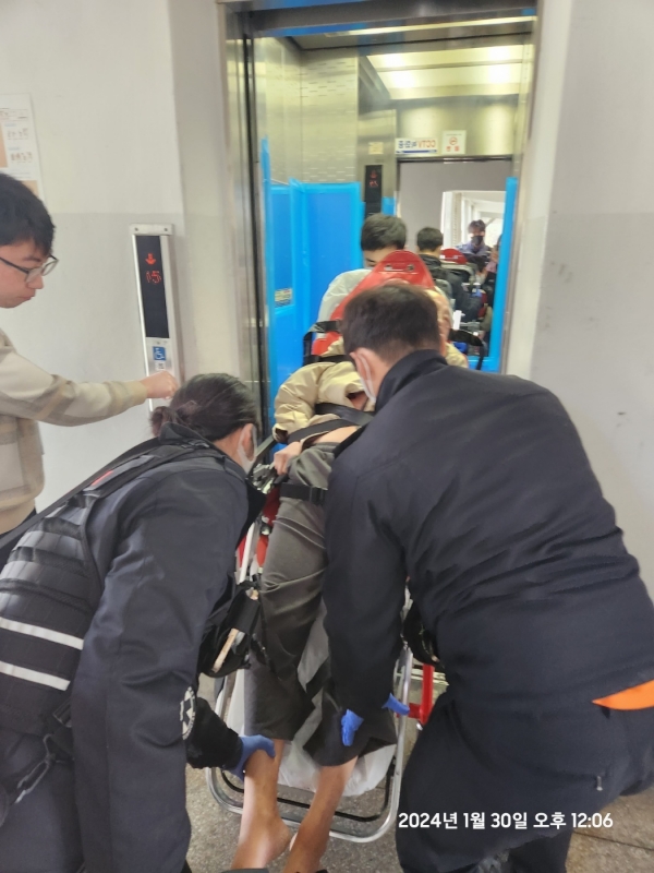 순천시 왕조1동사무소 직원들의 발빠른 대처로 자택에서 쓰러져 있는 70대 독거노인을 살려내 미담이 되고 있다.