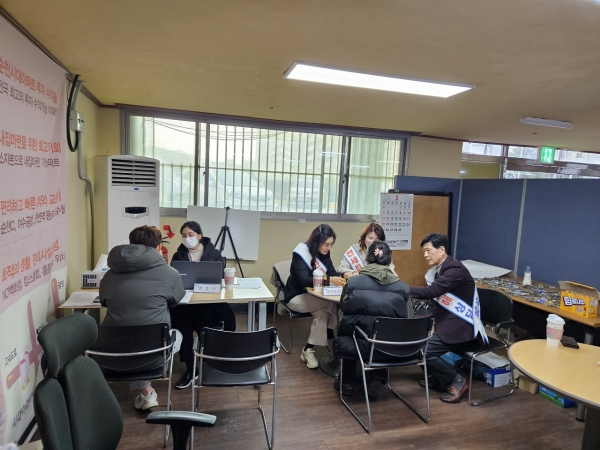 순천시가 운영한 전세사기 피해 현장 접수창구에서 상담을 진행하고 있다.
