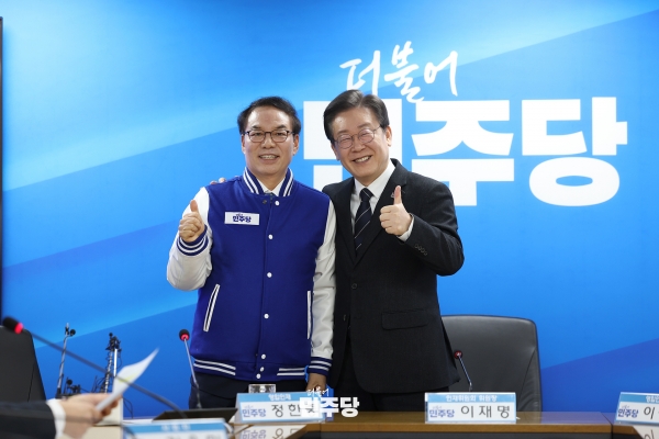 더불어민주당 이재명 대표가 23일 마지막 영입인재 27호로 광양 출신 정한중 교수를 영입하고 기념사진을 찍고 있다.