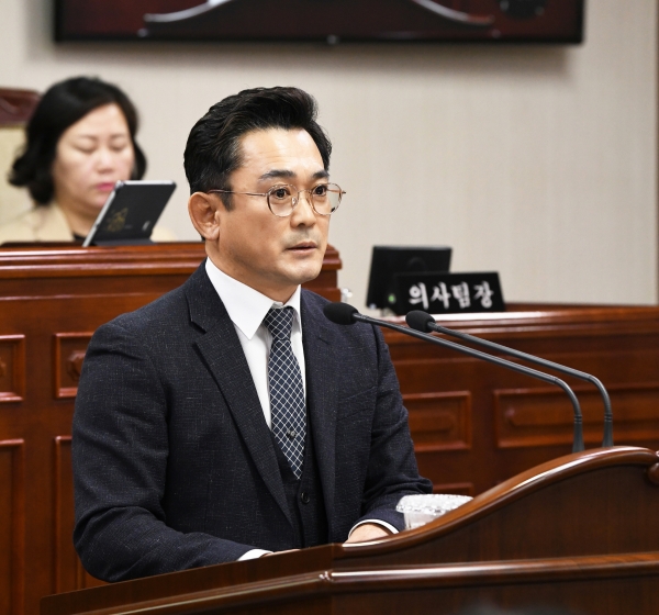 순천시의회 김영진의원이 5일 제275회 임시회 제2차 본회의에서 의원 자유발언을 하고 있다.
