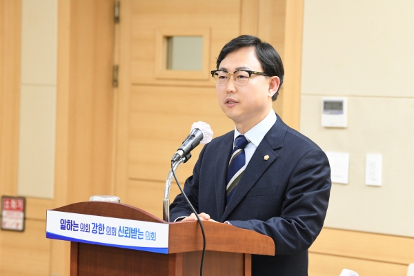 순천시의회 김태훈 의원이 의회 활동을 하고 있다.