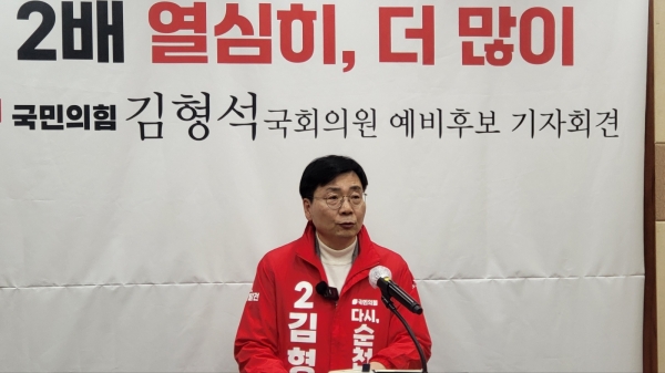 순천 김형석 국민의힘 예비후보가 6일 순천시의회 소회의실에서 기자회견을 열고 정책을 발표하고 있다.