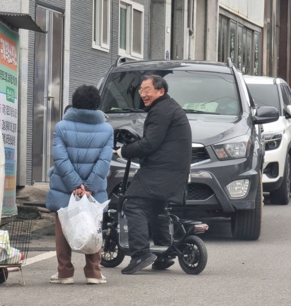이정현 예비후보가 전동자전거를 이용해 유권자들과 접촉을 하고 있다.